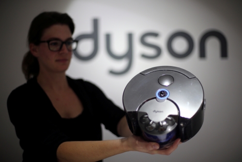 ▲다이슨의 직원이 2014년 9월 4일(현지시간) 새로 출시한 로봇청소기를 들어보이고 있다. 베를린/로이터연합뉴스
