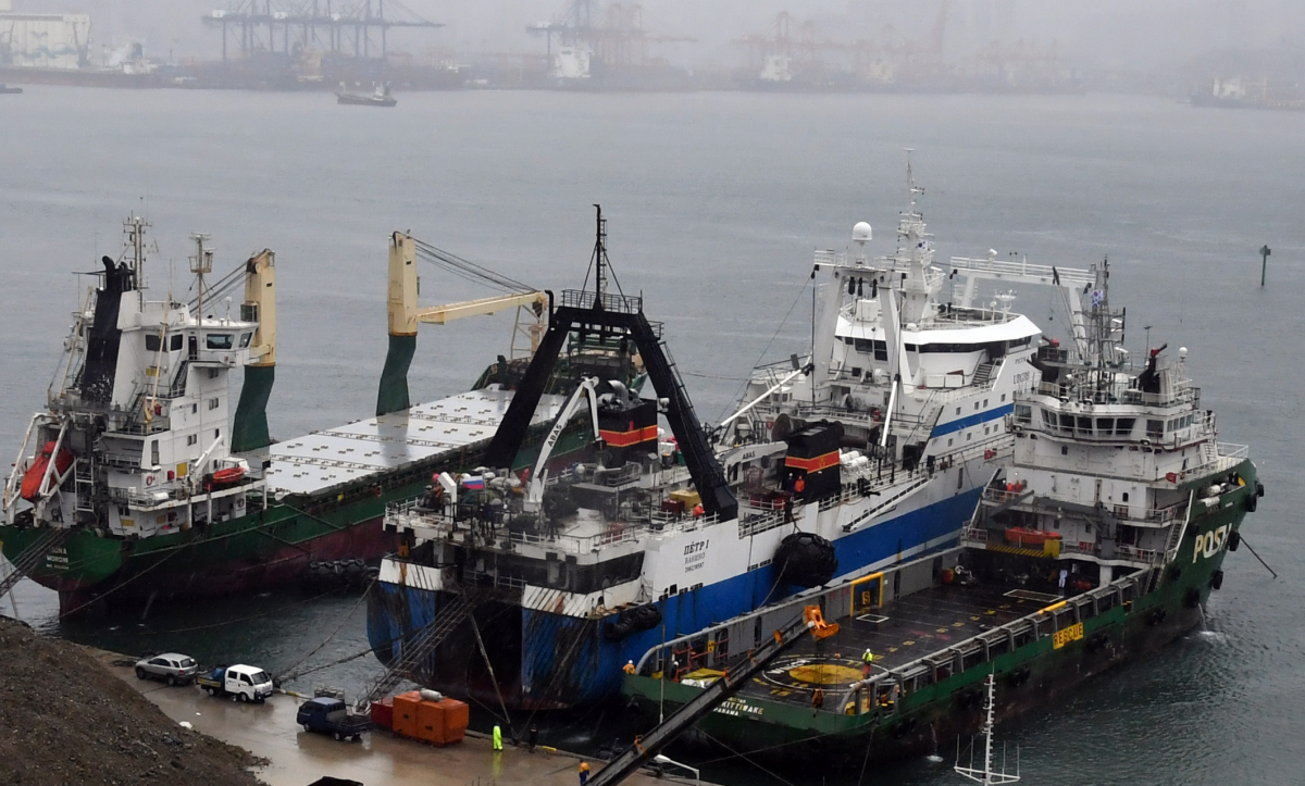 ▲부산항에 정박 중인 러시아 국적 원양어선 '페트로1호'. 선원 94명 중 32명이 신종 코로나바이러스 감염증(코로나19) 확진 판정을 받았다. (뉴시스)