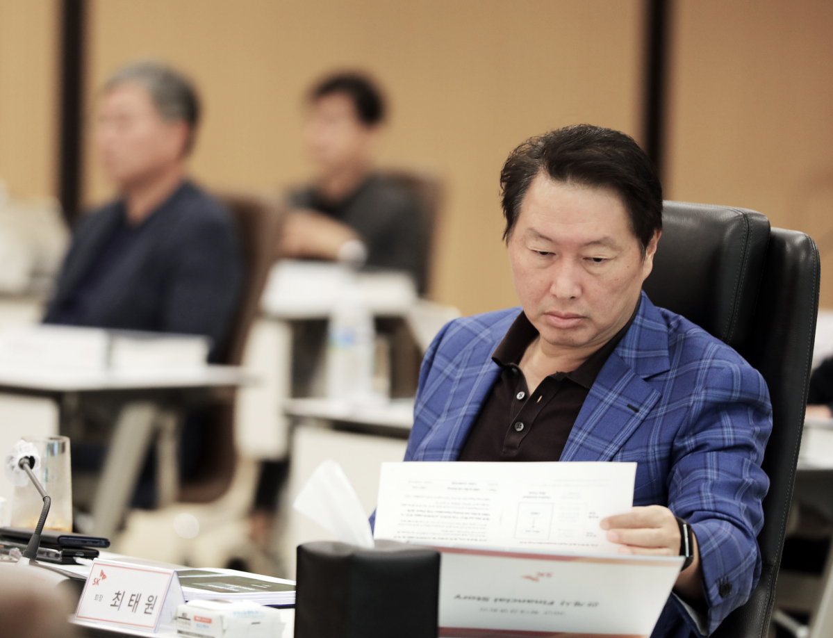 ▲최태원 SK 회장이 6월 경기 이천 SKMS연구소에서 열린 ‘2020 확대경영회의’에서 자료를 살펴보고 있다. (사진제공=SK)