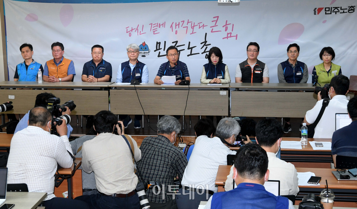 ▲김명환 전국민주노동조합총연맹(민주노총) 위원장 등 지도부가 7월 24일 서울 중구 민주노총에서 기자회견을 갖고 노사정 합의안 부결에 대한 책임으로 사퇴 의사를 밝히고 있다.  (신태현 기자 holjjak@)