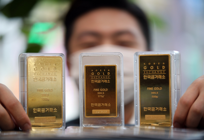 ▲금값 고공행진이 이어지고 있는 23일 서울 종로구 한국금거래소에 놓인 골드바 모습. (연합뉴스)