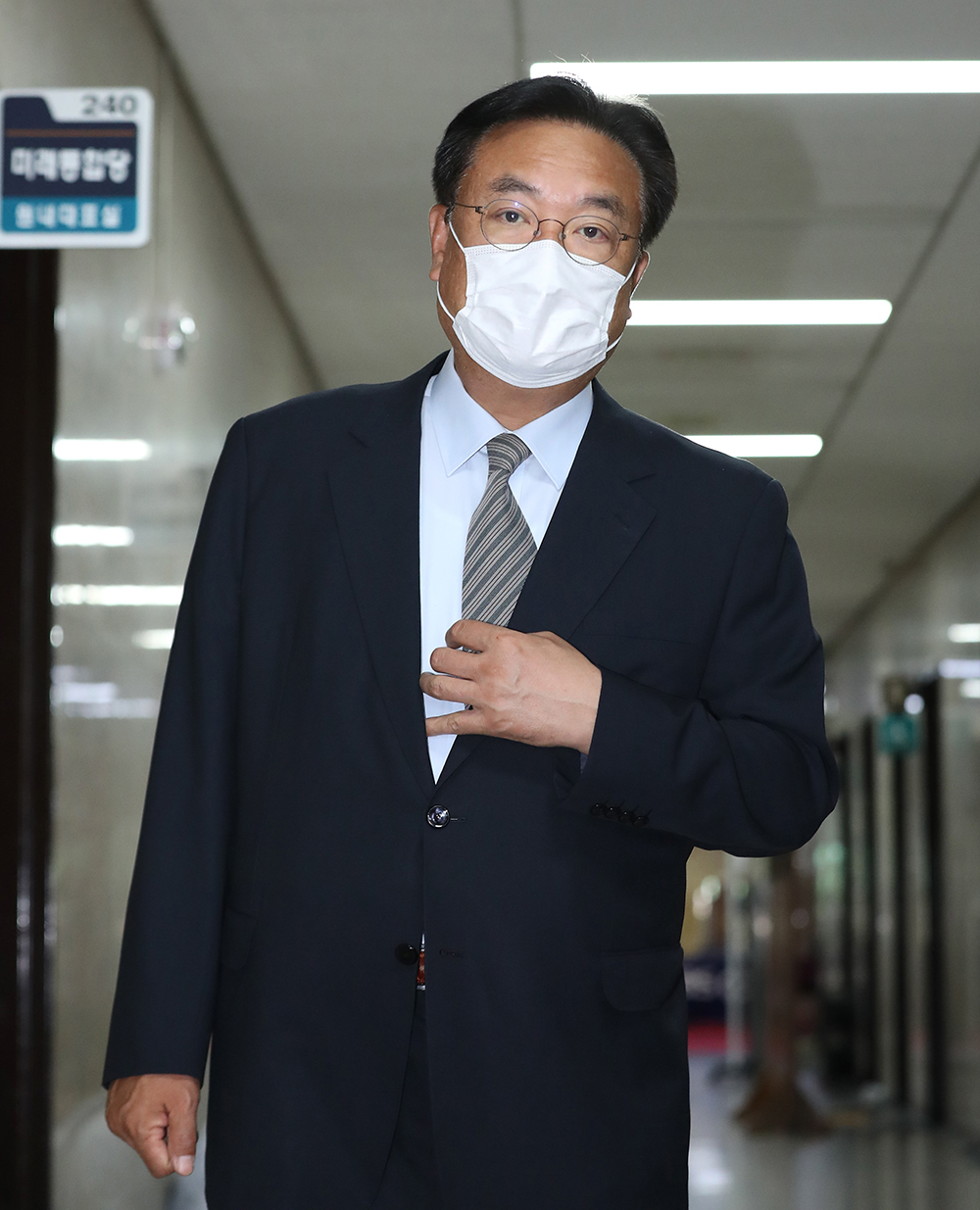 ▲정진석 미래통합당 의원이 지난달 16일 서울 여의도 국회 미래통합당 원내대표실에서 열린 당 중진의원 긴급 간담회에 참석하고 있다. radiohead@newsis.com (뉴시스)