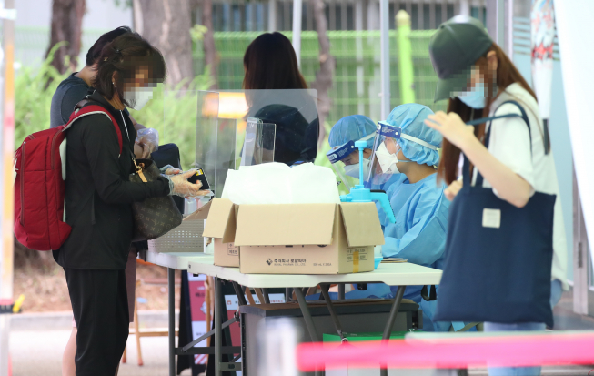 ▲국내 신종 코로나바이러스 감염증(코로나19) 신규 확진자 수가 100명대로 급증한 25일 오전 서울 강서구보건소 선별진료소에서 시민들이 검사 순서를 기다리고 있다.   (연합뉴스)