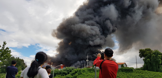 ▲25일 오전 경기 고양시 일산서구 덕이동 한 자동차 폐차장에서 불이 났다. 불이 나자 소방당국은 소방차 20대, 소방관 80여명을 투입해 진화하고 있다. 현재까지 인명피해는 없는 것으로 파악됐다. (연합뉴스)