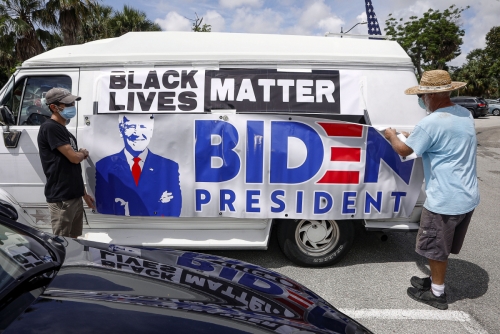 ▲미국 플로리다주 웨스트팜비치에서 조 바이든 미국 민주당 대선후보의 지지자들이 자동차에 지지 플래카드를 걸고 있다. 웨스트팜비치/AP뉴시스
