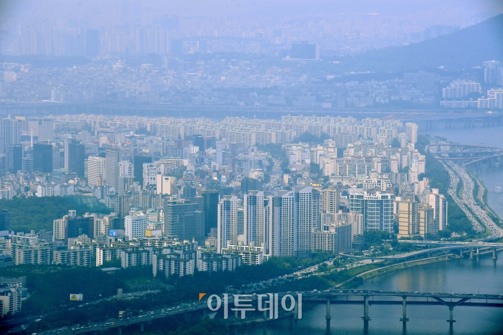 ▲서울 한강변 아파트 밀집지역. 신태현 기자 holjjak@ (이투데이DB)