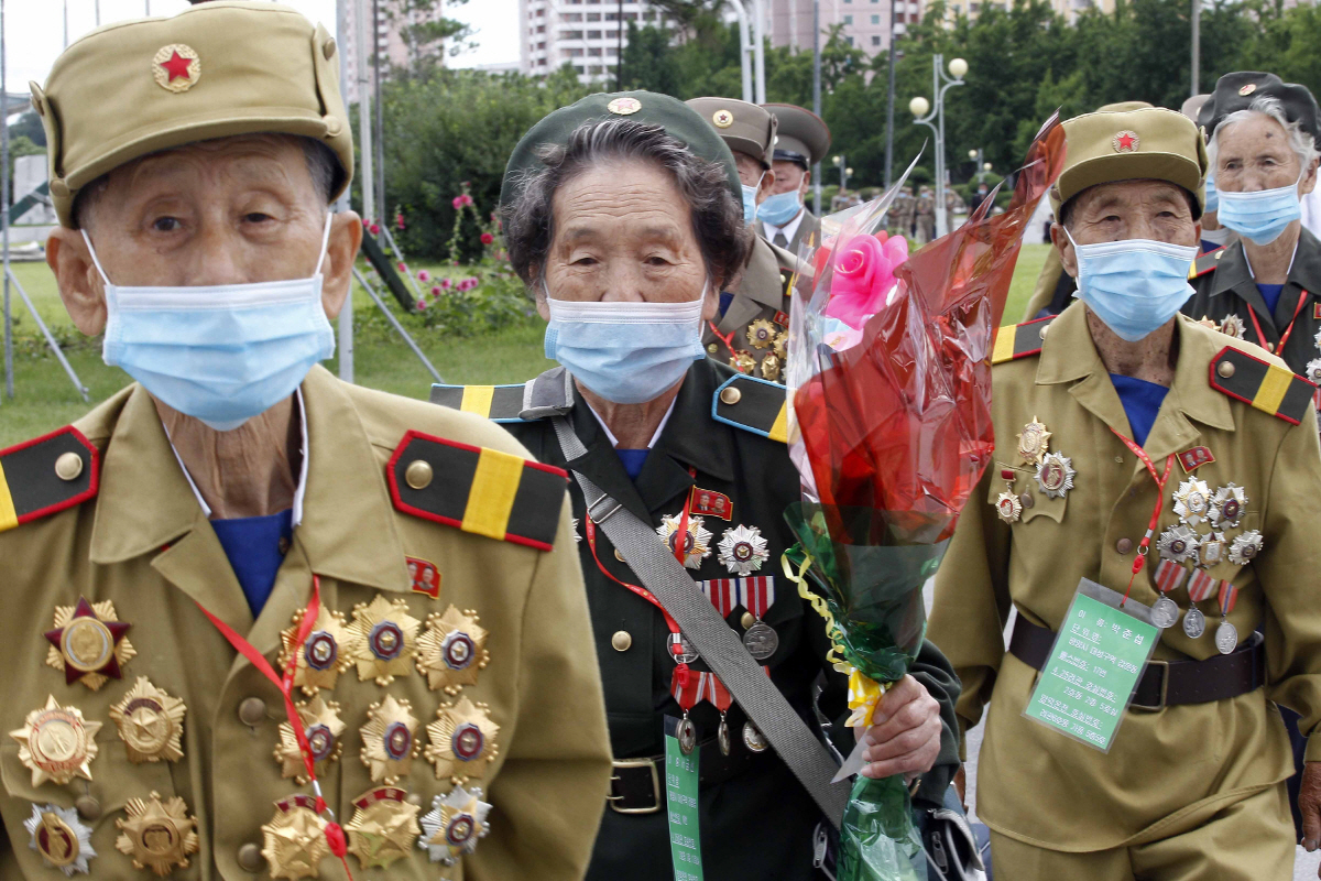 ▲북한 평양에서 6·25 전쟁 참전 군인들이 25일 열린 종전 기념 행사에 참가하고 있다. 이들 모두 신종 코로나바이러스 감염증(코로나19) 확산을 막기 위해 마스크를 쓰고 있다. 평양/AP연합뉴스