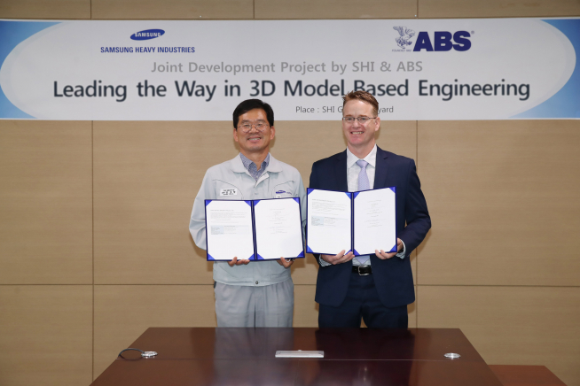 ▲정호현(왼쪽) 삼성중공업 기술개발본부장과 대런 레스코스키 ABS 사업개발 임원(VP)이 3D 모델 기반 설계 프로세스 구축을 기념하는 행사에 참석해 사진을 찍고 있다.  (사진제공=삼성중공업)