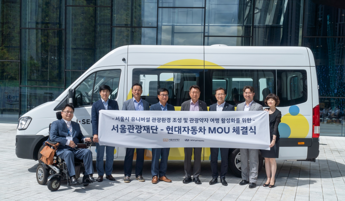 ▲24일 현대모터스튜디오 고양에서 현대차와 서울관광재단 관계자가 ‘서울시 유니버설 관광환경 및 관광약자 여행 활성화를 위한 업무협약(MOU)’을 맺고 기념촬영을 하고 있다. 왼쪽부터 서울다누림센터 정영만 센터장, 상용고객가치팀 이재석 팀장, 상용마케팅실 이양선 상무, 현대차 상용국내사업부장 정인옥 전무, 서울관광재단 이재성 대표이사, 서울관광재단 변동현 관광MICE본부장, 서울관광재단 이경재 시민관광팀장, 서울관광재단 이영미 차장.  (사진제공=현대차)