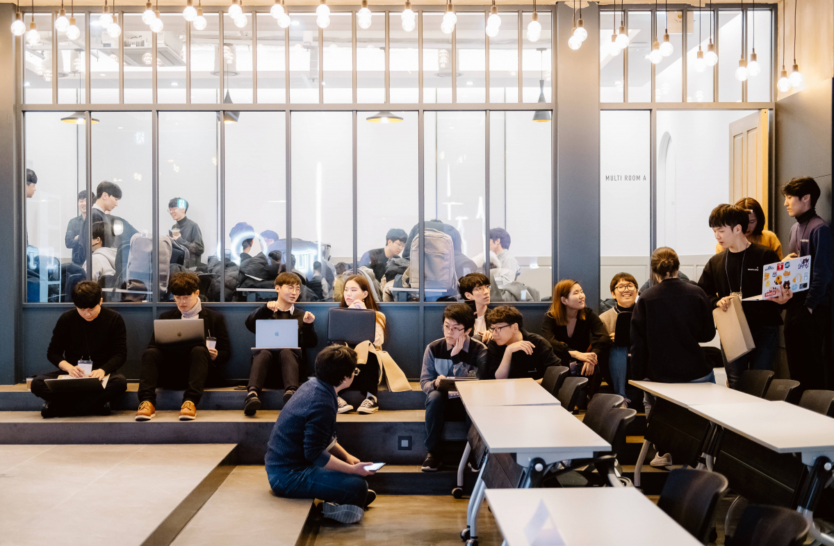 ▲부스트캠프2019의 '네트워킹 데이'행사에서 수료생들과 선배 개발자들이 함께 시간을 보내고 있다. (사진제공=네이버 커텍트재단)