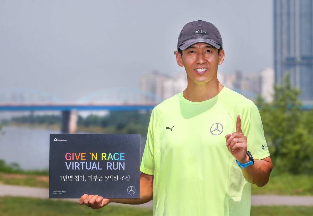 ▲언택트 기부 문화 확산 속에서 ‘메르세데스-벤츠 기브앤 레이스 버추얼 런’이 전국 1만여 명이 참가한 가운데 성공적으로 마무리됐다. 행사에 나선 가수 션의 모습.  (사진제공=메르세데스-벤츠 코리아)