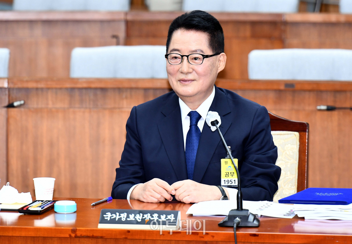 ▲박지원 국가정보원장 후보자가 27일 서울 여의도 국회에서 열린 인사청문회에서 미소를 짓고있다. (신태현 기자 holjjak@)