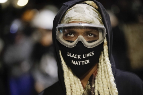▲미국 오리건주 포틀랜드에서 한 시위 참가자가 ‘흑인 생명은 소중하다(Black Lives Matter)’고 적힌 마스크를 착용하고 있다. 포틀랜드/AP뉴시스
