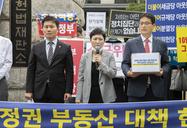 ▲27일 오후 서울 헌법재판소 앞에서 열린 6·17부동산대책 헌법소원 기자회견에서 이언주 행동하는자유시민 공동대표가 발언하고 있다. (연합뉴스)