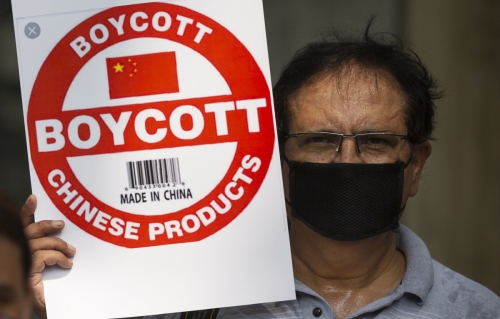 ▲인도 뉴델리에서 지난달 30일(현지시간) 한 시위 참가자가 ‘중국 제품 보이콧’이라고 쓰인 팻말을 손에 들고 있다. 화웨이가 인도 내 반중국 정서의 영향으로 인도 시장 목표 매출을 조정하고 직원을 감원하기로 했다. 뉴델리/AP뉴시스
