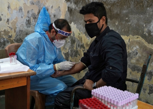▲인도 뭄바이에서 한 남성이 코로나19 검사를 위해 혈액을 채취하고 있다. 뭄바이/로이터연합뉴스
