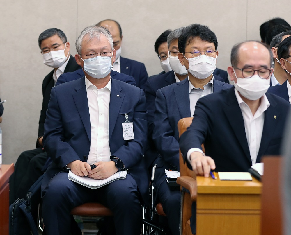 ▲정영채 NH투자증권 사장(왼쪽)이 27일 오전 서울 여의도 국회에서 열린 농림축산식품해양수산위원회 전체회의에 참석하고 있다. (연합뉴스)