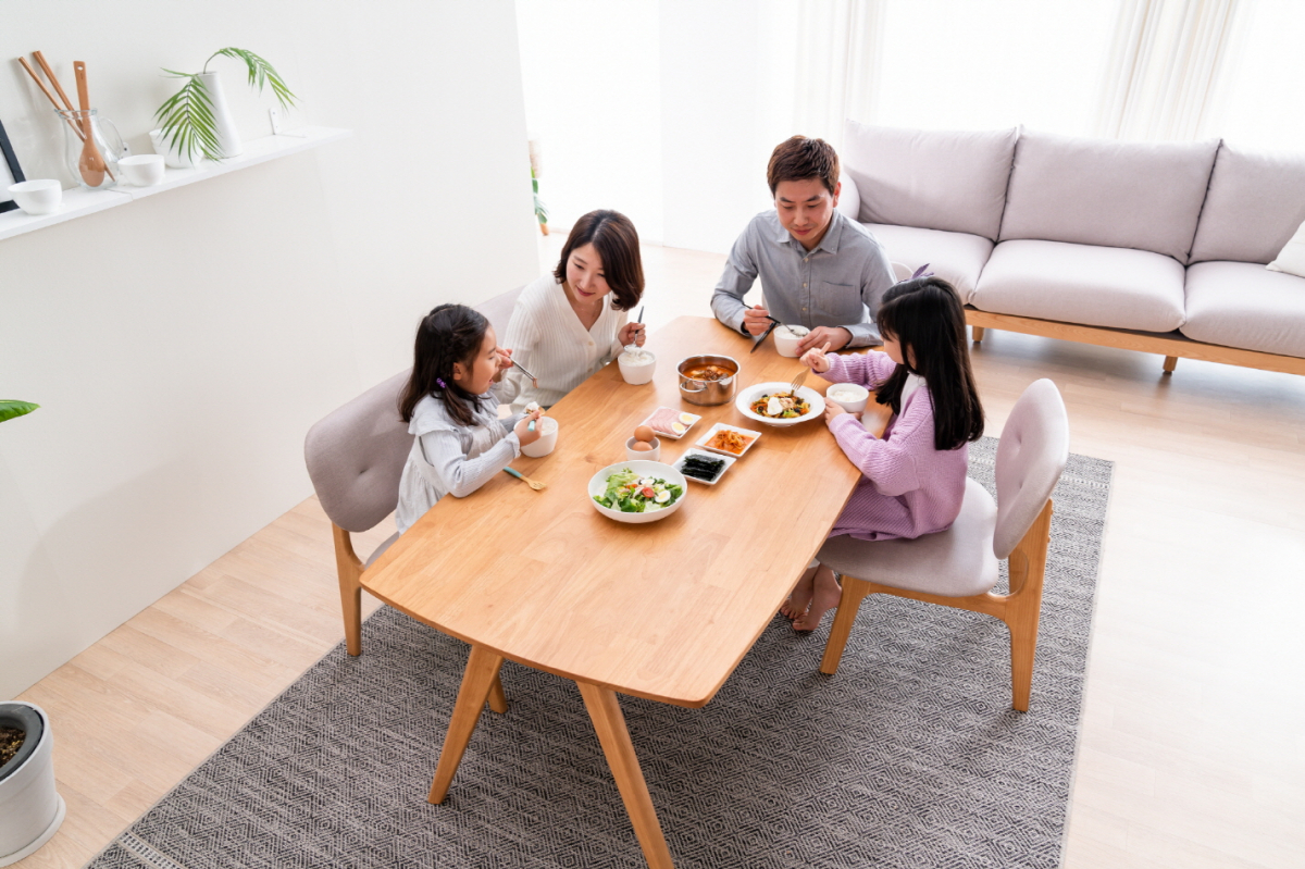 ▲레이디가구의 스칸딕 패밀리식탁과 스칸딕 다인소파.  (사진제공=레이디가구)