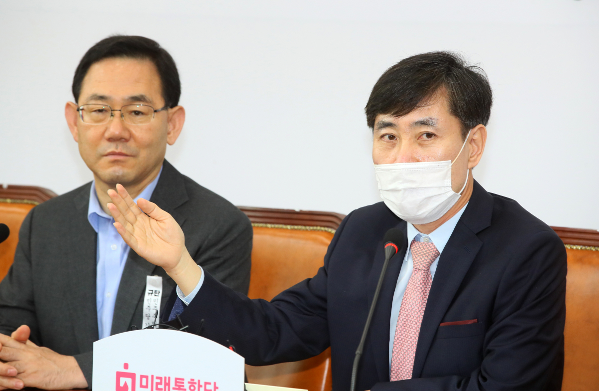 ▲미래통합당 주호영 원내대표(왼쪽)와 하태경 의원이 28일 국회에서 박지원 국정원장 인사청문회 경과보고서 관련 최종 입장을 밝히고 있다. (연합뉴스)