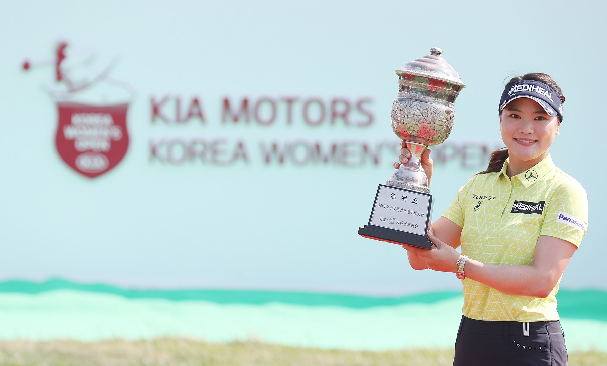 ▲유소연이 지난달 21일 인천 베어즈베스트 청라 골프클럽에서 열린 '기아자동차 한국여자오픈' 대회에서 우승을 차지한 뒤 우승컵을 손에 들고 기뻐하고 있다. (연합뉴스)