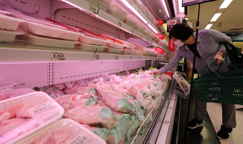 ▲서울의 한 대형마트에서 물건을 구매 중인 소비자. (뉴시스)