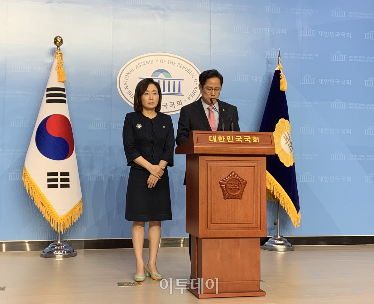 ▲미래통합당 박수영 의원(우측)과 전주혜 의원이 공직선거법 개정안 발의와 관련해 기자회견을 하고 있다. (박준상 수습기자 jooooon@)