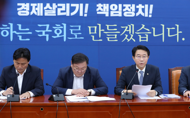 ▲더불어민주당 조정식 정책위의장(오른쪽)이 28일 오전 서울 여의도 국회에서 열린 원내대책회의에서 발언하고 있다. (연합뉴스)