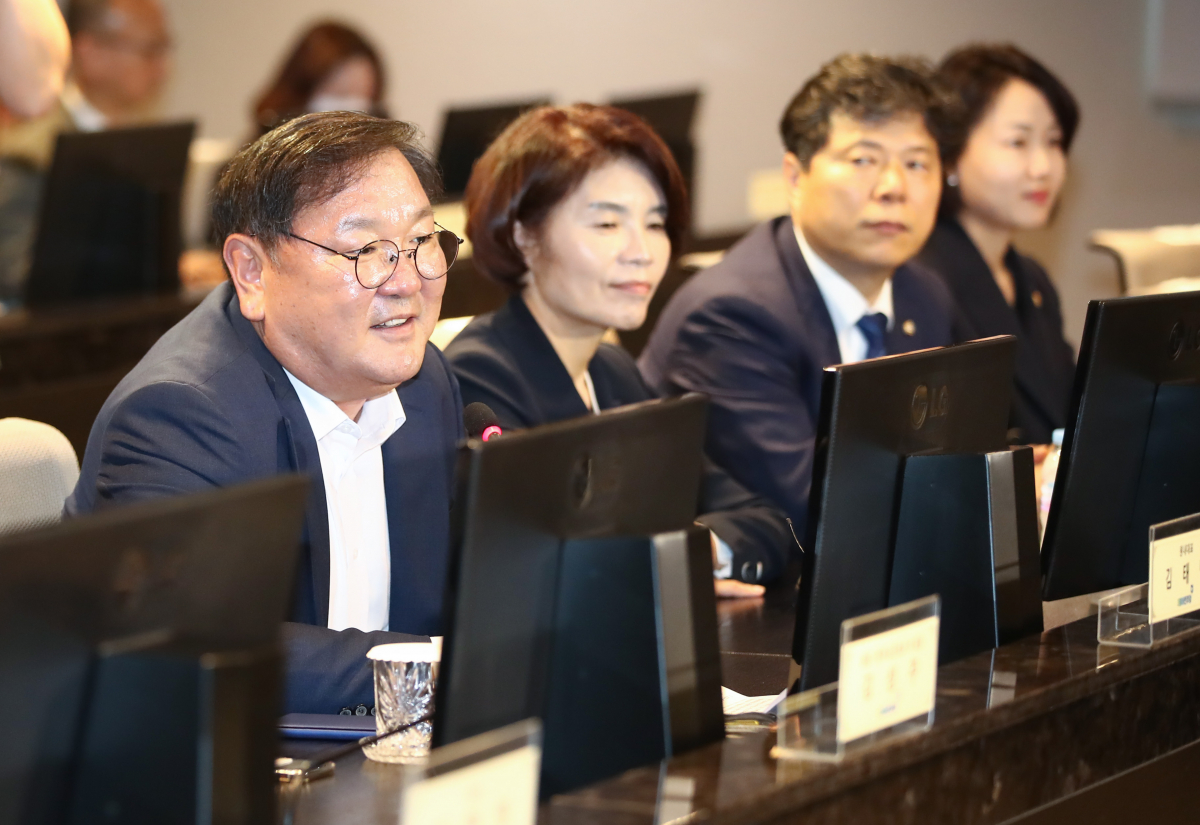 ▲더불어민주당 김태년 원내대표가 28일 경기도 분당에 있는 SK바이오사이언스 본사를 방문했다. 김 원내대표는 코로나19 국난극복을 위한 현장 간담회에 참석해 SK바이오사이언스가 백신 개발을 할 수 있도록 꾸준한 지원을 약속했다. (연합뉴스)