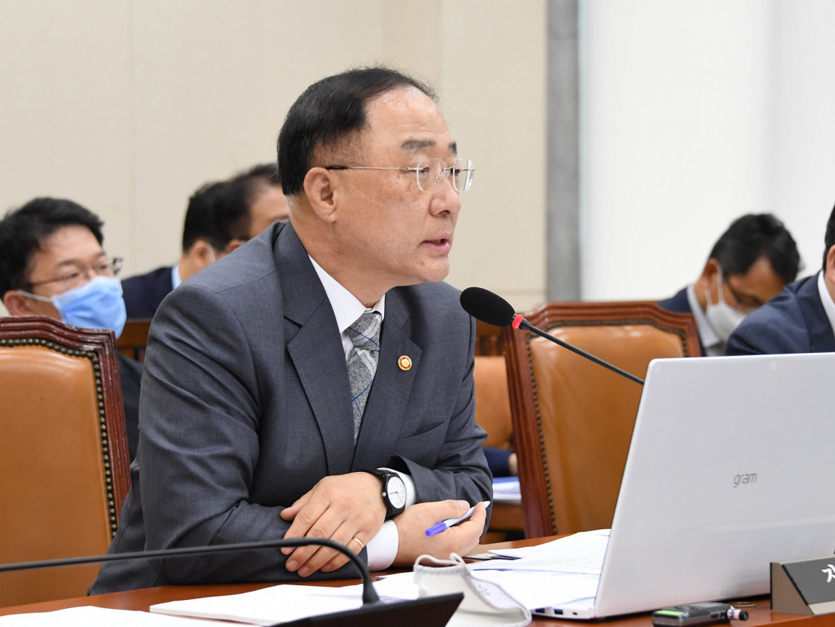 ▲홍남기 경제부총리 겸 기획재정부 장관이 28일 여의도 국회에서 열린 제2차 기획재정위원회에 출석해 질의에 답변히고 있다. (사진제공=기획재정부)