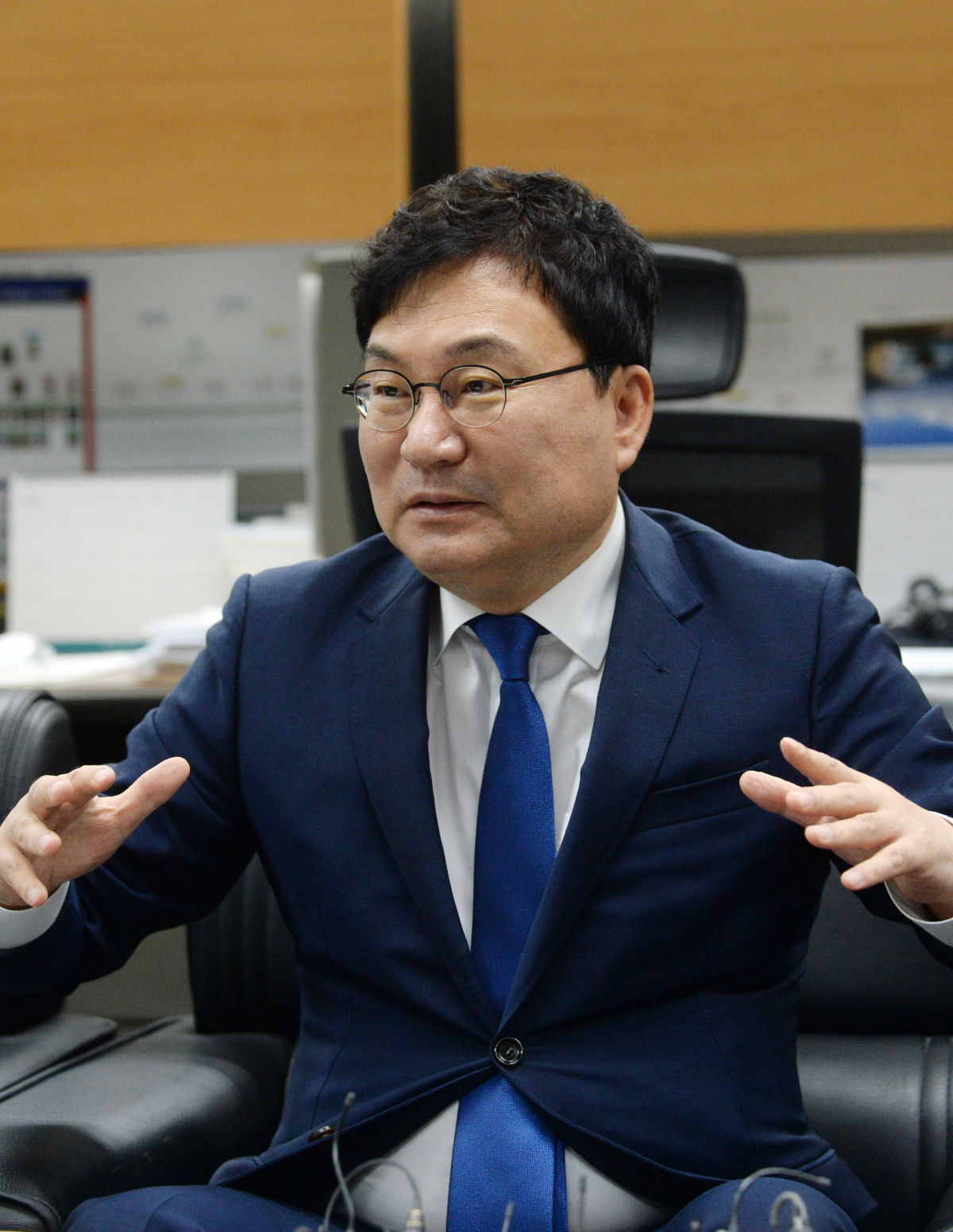 ▲이상직 의원이 28일 전북 전주시 전북도의회 기자실을 방문해 더불어민주당 전북도당 도당위원장 출마 관련 기자간담회를 열고 질의에 답변하고 있다. (뉴시스)