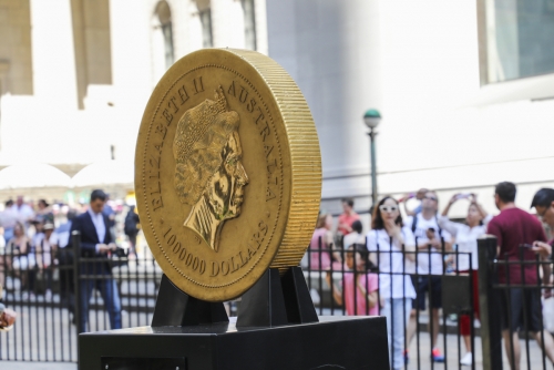 ▲미국 뉴욕증권거래소(NYSE) 앞에 지난해 7월 16일(현지시간) 한 금 상장지수펀드(ETF)의 출범을 기념하는 1t 무게의 금화가 전시돼 있다. 뉴욕/신화뉴시스
