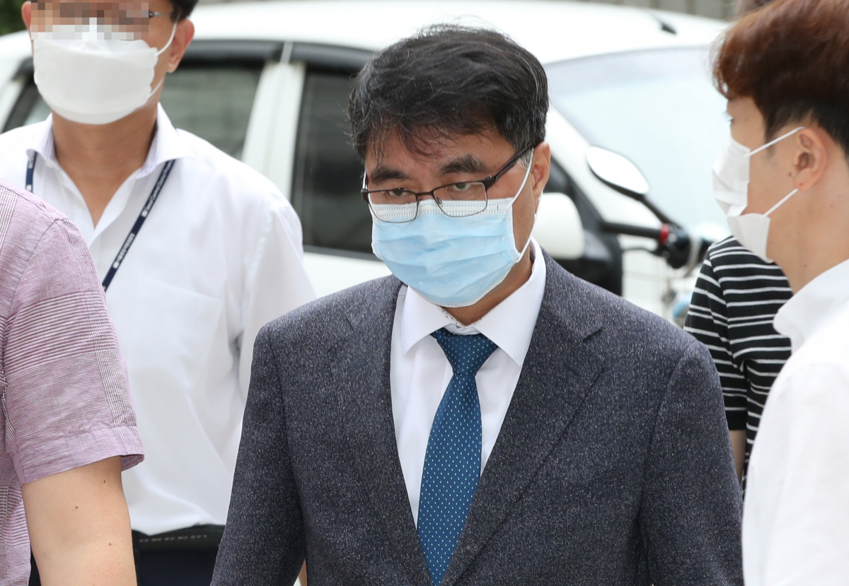 ▲황우석 전 서울대 교수의 제자로 연구비 부정 사용·입시비리 등 사건에 연루된 이병천 서울대 수의과대학 교수가 7월 28일 오전 구속 전 피의자 심문(영장실질심사)을 받기 위해 서초구 서울중앙지법으로 들어서고 있다. (연합뉴스)