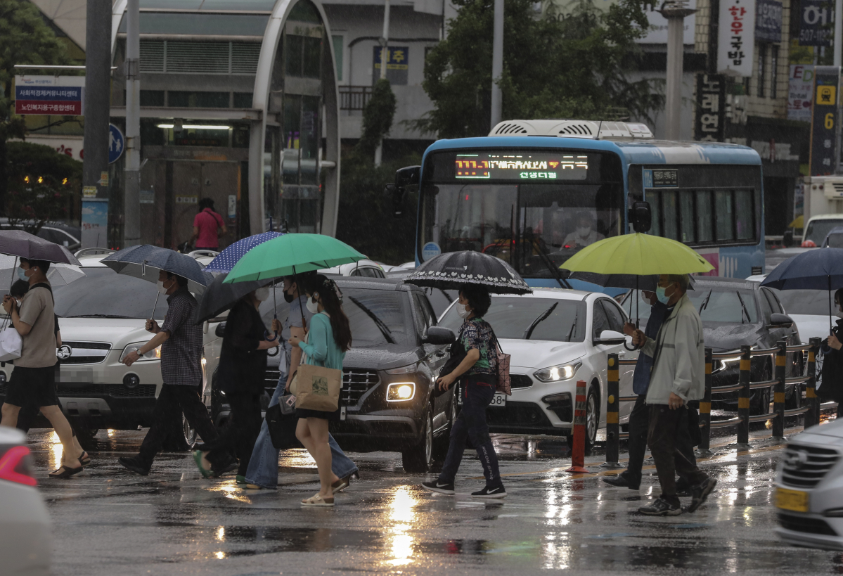 ▲부산 전역에 호우주의보가 발효된 27일 오후 부산 동래역 앞 횡단보도에서 퇴근길 시민들이 발걸음을 재촉하고 있다. (연합뉴스)