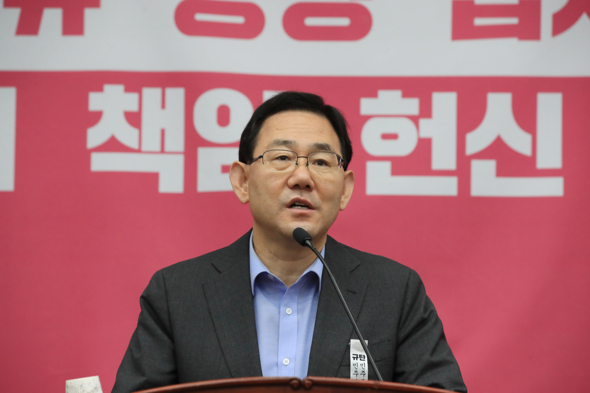 ▲미래통합당 주호영 원내대표가 29일 국회에서 열린 긴급의원총회에서 발언하고 있다. 이날 의원총회에선 민주당의 태도를 규탄하는 의원들의 목소리에 이어 장외투쟁을 거론하는 의견도 나왔다. (연합뉴스)