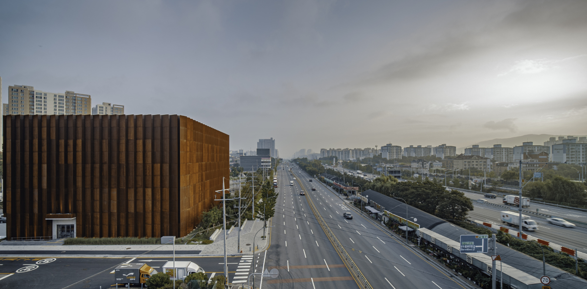 ▲경기도 용인시 수지구 풍덕천로에 자리잡았다. 서울 강남과 경기 남부를 이어주는 주요 교통요지에 자리잡은 덕에 접근성이 유리하다는 게 특징이다. (사진제공=제네시스)