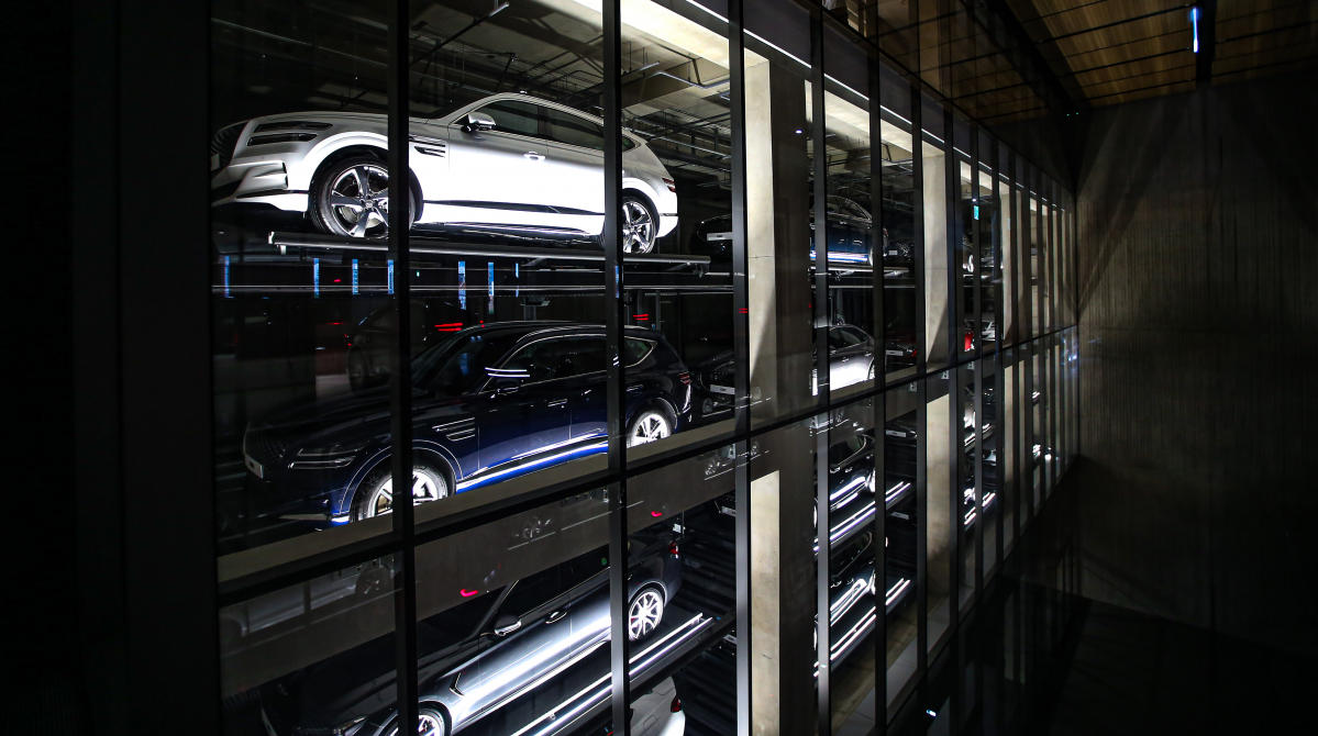 ▲지상 3층 규모의 '카 타워'에는 모두 16대의 제네시스가 꼬박 채워져 있다. 어느 층을 방문해도 한 눈에 '카 타워'가 눈에 들어온다. (사진제공=제네시스)