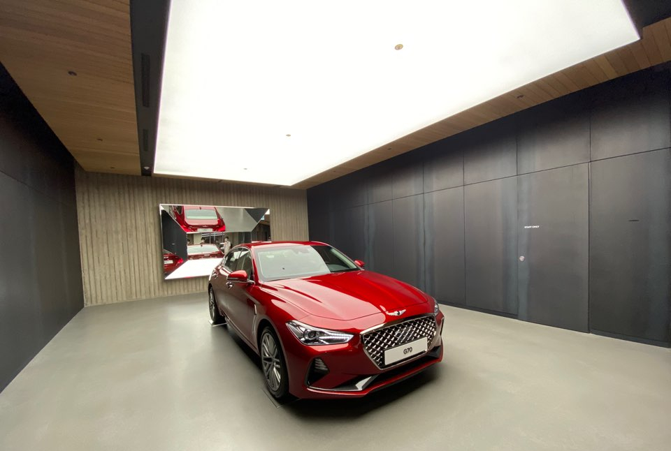 ▲층별로 독립 라운지를 마련했다. 전기차 뒷면에 다면체 거울을 추가해 다양한 각도에서 여러 감성을 느낄 수 있다. (김준형 기자 junior@)