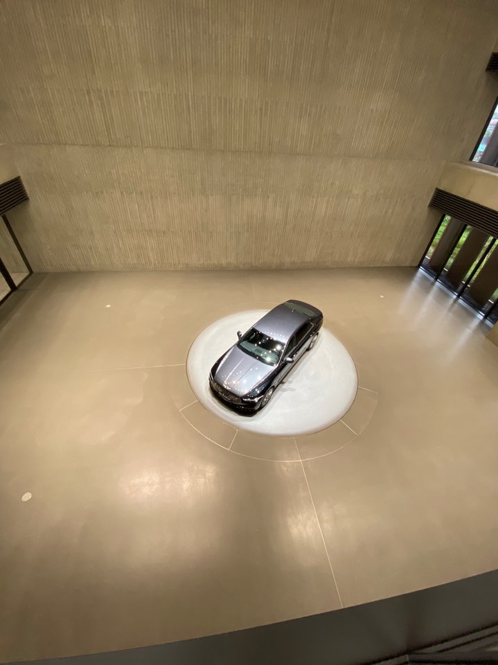 ▲1층부터 3층까지 이어진 대형 전시공간에는 단 하나의 차 G90 스페셜 에디션 '스타더스트'가 자리잡았다. 제네시스 인테리어 디자인 콘셉트인 '여백의 미(美)'가 브랜드 전시장에도 오롯하게 내려앉았다. (김준형 기자 junior@)