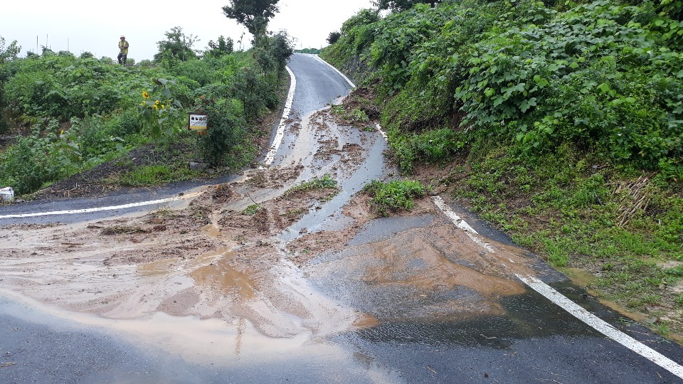▲29일 오전 제천시 백운면의 한 도로에서 토사물이 흘러내린 모습.  (연합뉴스)