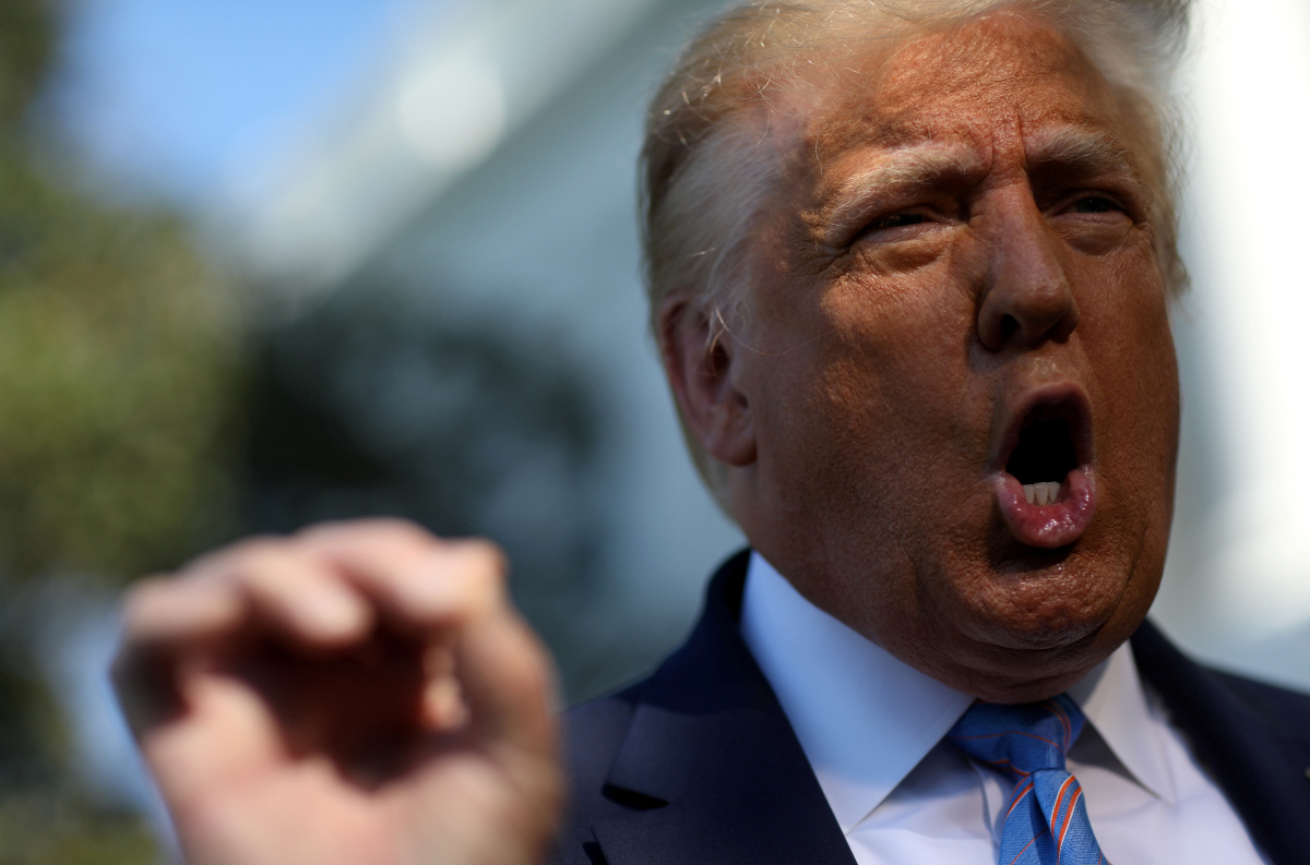 ▲도널드 트럼프 미국 대통령이 29일(현지시간) 마린원을 타고 텍사스주 미드랜드로 향하기 전 백악관에서 기자회견을 하고 있다. 워싱턴D.C./로이터연합뉴스