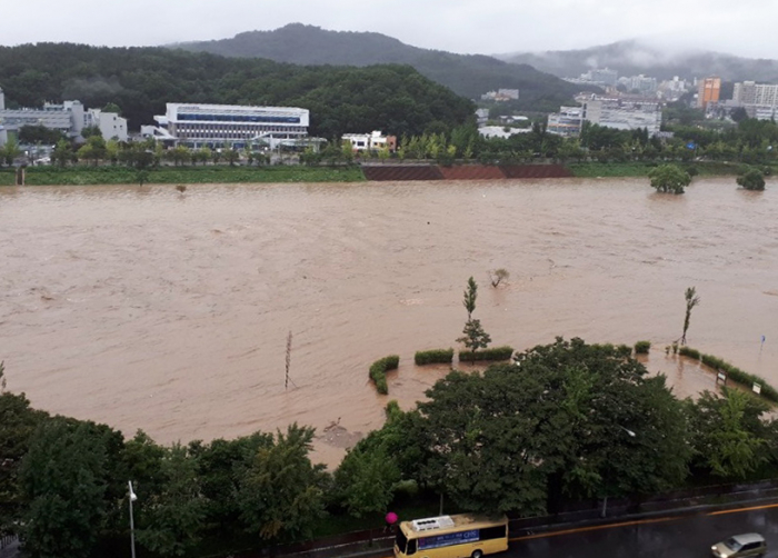 ▲30일 새벽 대전지역에 쏟아진 폭우로 시내를 관통하는 갑천이 물바다로 변해 있다. (연합뉴스)