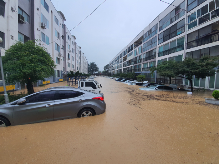 ▲30일 내린 폭우로 대전 서구 정림동 한 아파트 주차장이 물에 잠겼다. 주차 차량이 모두 침수됐다. (연합뉴스)