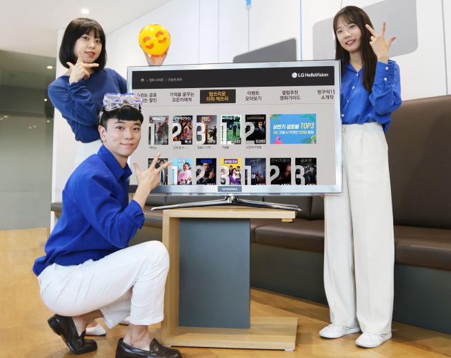 ▲LG헬로비전 모델들이 헬로tv ‘상반기 영화 탑쓰리로 더위 싹쓰리’ 특집관을 홍보하고 있다. (LG헬로비전 제공)