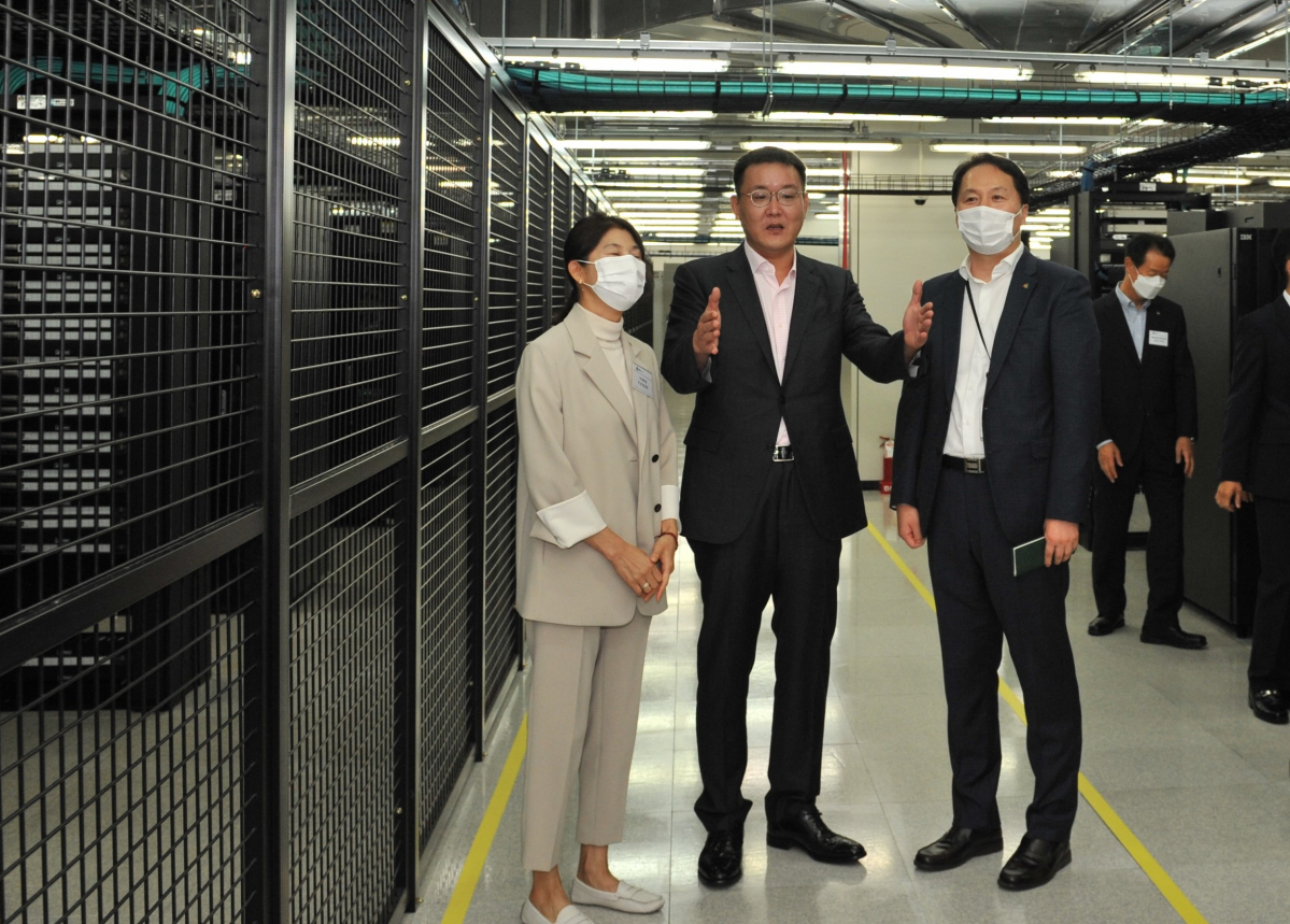 ▲29일 오후 김남호 DB그룹 회장이 경기도 용인시에 위치한 DB Inc. 데이터센터를 방문해 직원들과 함께 서버실을 둘러보고 있다. (사진제공=DB그룹)