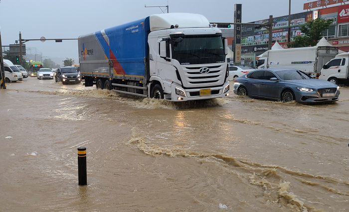▲30일 호우경보가 내려진 전북 전주시 완산구 한 커피숍 앞 도로가 물에 잠겨 있다. (연합뉴스)