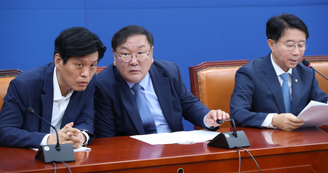 ▲김태년 더불어민주당 원내대표와 조승래 의원이 30일 오전 서울 여의도 국회에서 열린 정책조정회의에서 대화하고 있다. (연합뉴스)