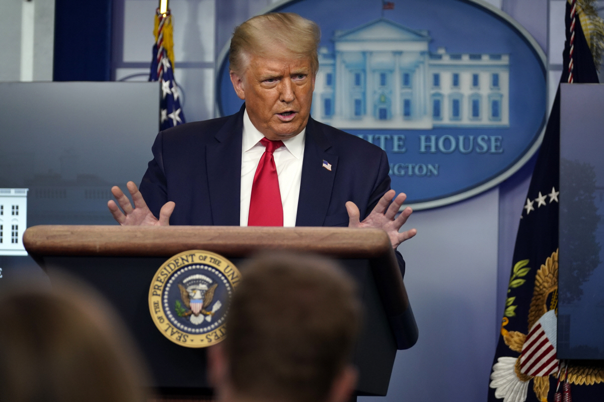 ▲도널드 트럼프 미국 대통령이 28일(현지시간) 백악관에서 열린 신종 코로나바이러스 감염증(코로나19) 태스크포스(TF) 언론 브리핑에서 발언하고 있다. 워싱턴/AP연합뉴스
