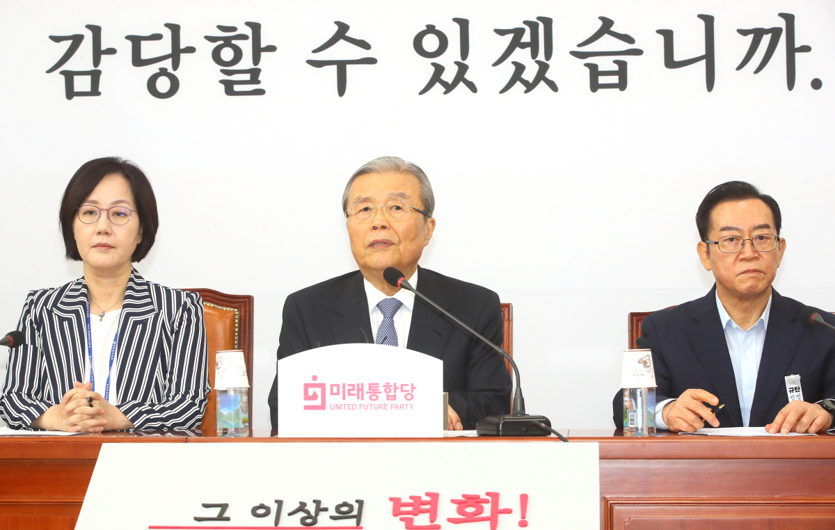 ▲미래통합당 김종인 비상대책위원장이 30일 통합당 비대위회의에서 발언하고 있다. 이날 통합당 배경 현수막에는 '감당할 수 있겠습니까.'라는 문구가 실렸다. (연합뉴스)