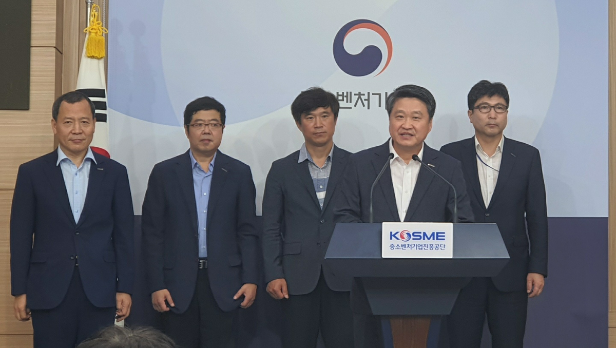 ▲김학도 중소벤처기업진흥공단 이사장(가운데)이 30일 정부 서울청사에서 브리핑을 열고 정책 세부사항을 발표하고 있다. (이다원 기자 leedw@)