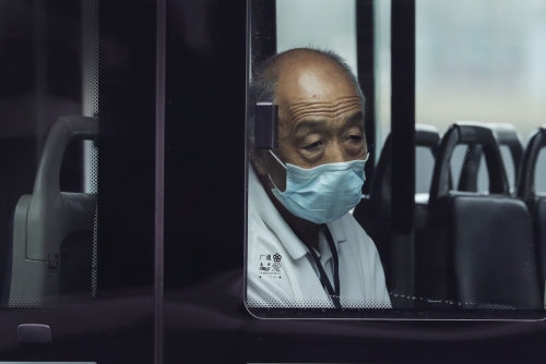 ▲중국 베이징에서 28일(현지시간) 마스크를 쓴 남성이 버스에 앉아 있다. 베이징/AP연합뉴스
